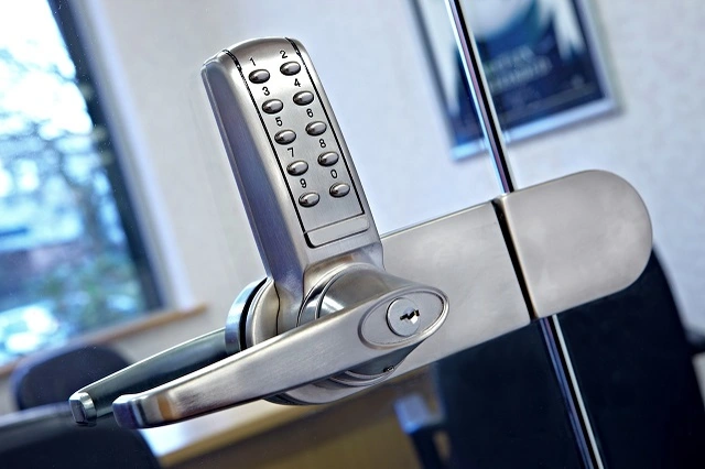 The image shows a Codelocks CL4000GD-STRIKEBOX electronic glass door lock with a digital keypad displaying "0-0-0-